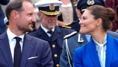 Royales Gipfeltreffen am Grenzzaun! Haakon &amp; Victoria eröffnen Polizei-Station zwischen ...
