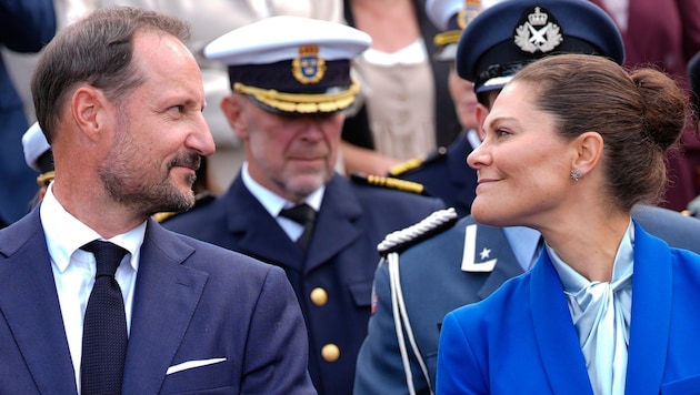 Royales Gipfeltreffen am Grenzzaun! Haakon & Victoria eröffnen Polizei-Station zwischen Norwegen ...