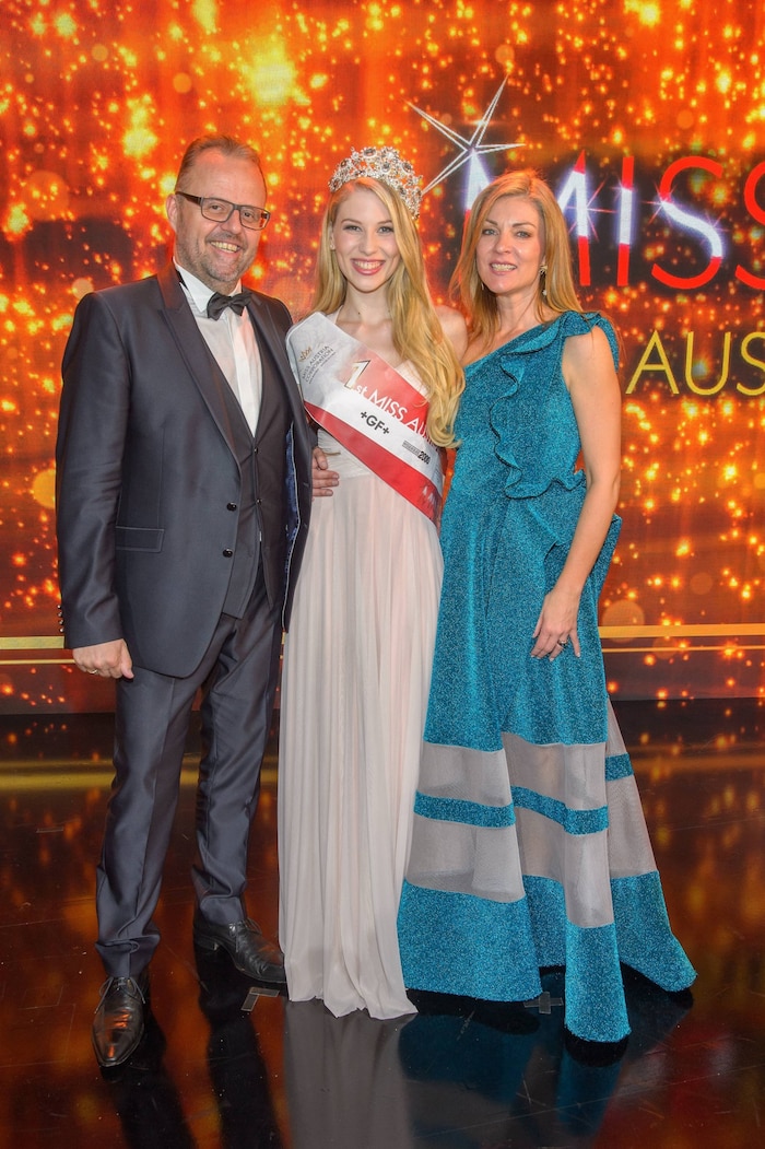 2019 holte sich Larissa Robitschko (im Bild mit den Miss-Austria-Chefs Jörg und Kerstin Rigger) ...