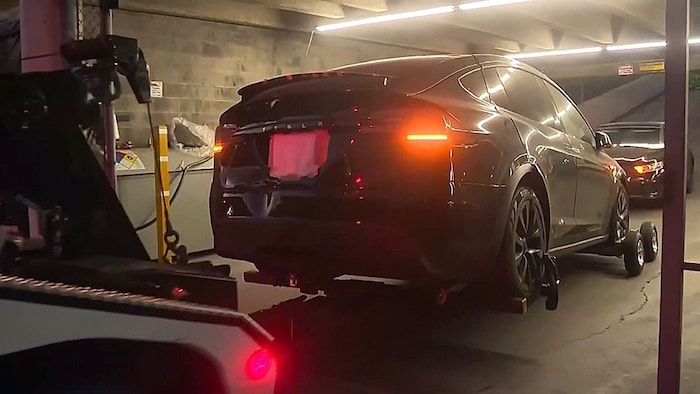 In diesem Tesla wurde die verweste Leiche gefunden.