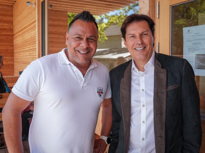 Vizebürgermeister Martin Fitz (r.) mit Chris Kaiser von der Schützengilde.