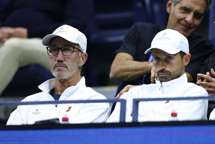 Darren Cahill (l.)