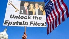 Demonstranten vor dem Kapitol in Washington D.C. fordern die Freigabe aller Epstein-Akten. ...