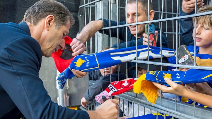 Autogramme des ehemaligen Sturm-Trainers sind bei den Fans begehrt.