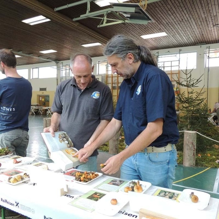 Martin Kirchmair (r.) und seine Kollegen klären bei der Ausstellung über Pilze auf.