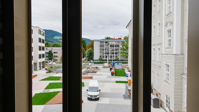 Alles neu am Campus Borromäum: Der großzügige Vorplatz ist derzeit aber noch nicht optimal ...
