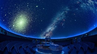 Die komfortablen Sitze unter der 360-Grad Kuppel laden dazu ein, die Shows im Planetarium noch ...