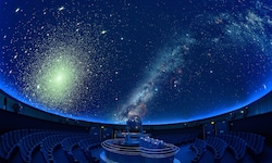 Die komfortablen Sitze unter der 360-Grad Kuppel laden dazu ein, die Shows im Planetarium noch ...