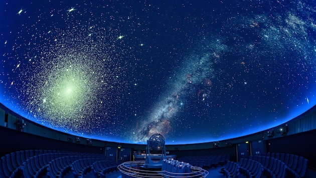Die komfortablen Sitze unter der 360-Grad Kuppel laden dazu ein, die Shows im Planetarium noch ...