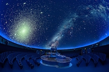 Die komfortablen Sitze unter der 360-Grad Kuppel laden dazu ein, die Shows im Planetarium noch ...