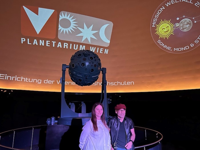 Praterverbands-Präsidentin Silvia Lang und Direktor Michael Feuchtinger im neuen Planetarium im ...