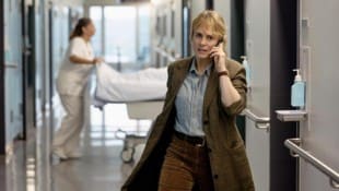 Während immer mehr Menschen sterben, versuchen Grandjean und Ott Infos aus dem Tech-Chef ...