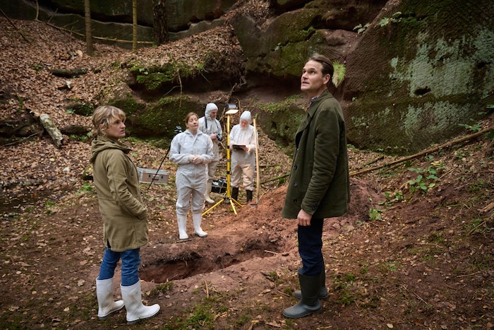 Der Start in die „Tatort“-Saison: Der erste Solo-Fall für Fabian Hinrichs. In „Ich sehe dich“ ...