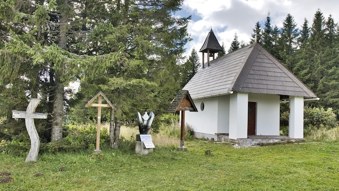Kreuze und Votivtafeln entlang des Weges laden zur Andacht.