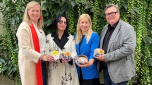 V.l.n.r.: Marie-Louise Schnurpfeil (GF Linz Tourismus), Künstlerin Silvia Sun, Doris ...