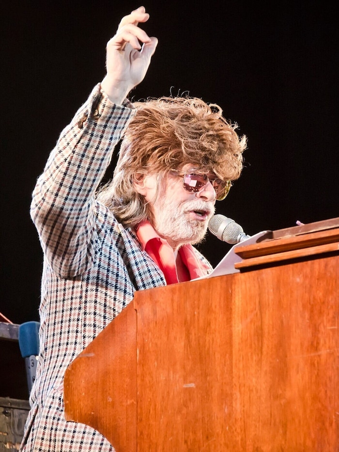 Ernsthaftes Herumalbern: Helge Schneider beim „Klimpern“.