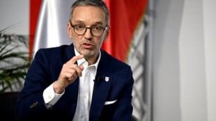 Der FPÖ-Chef zeigte sich im Sommergespräch mit der „Krone“ höchst angriffslustig. 