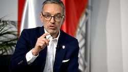 Der FPÖ-Chef zeigte sich im Sommergespräch mit der „Krone“ höchst angriffslustig. 