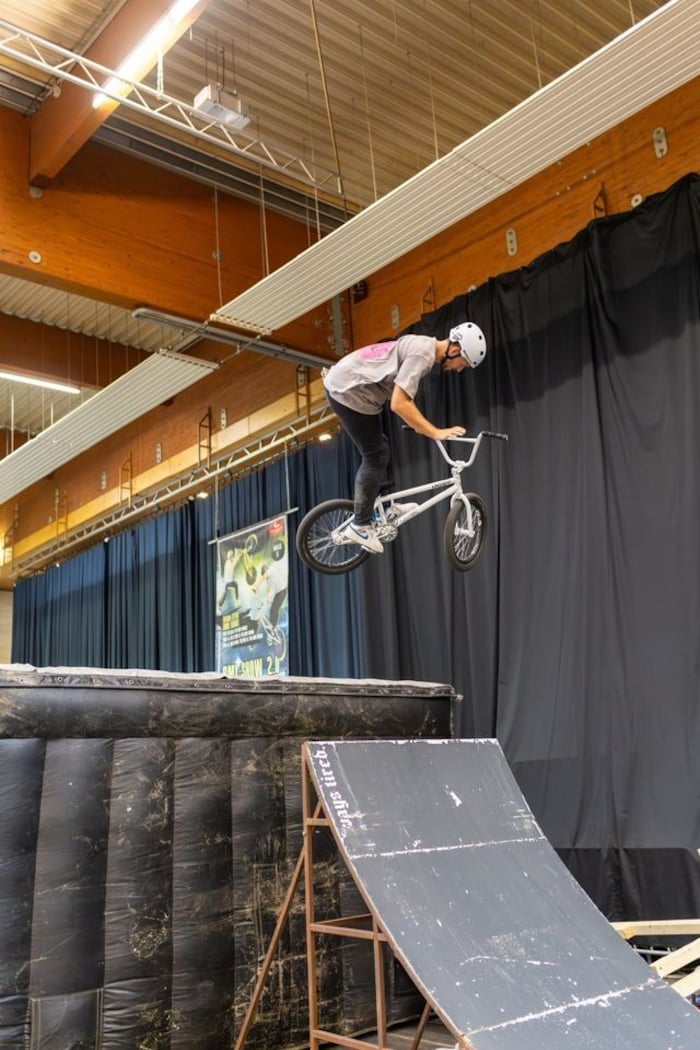 BMXler und Staatsmeister Kevin Böck lässt die Besucher mit seinen Tricks staunen.