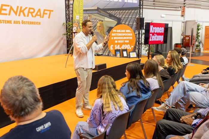 Leseonkel Christian unter- hielt die jungen Messe-Besucher mit lustigen Geschichten.
