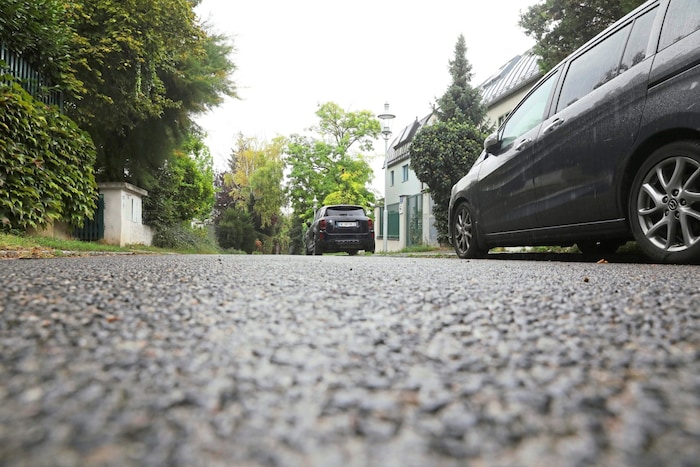 In den engen Gassen ist das Parken ohne Bodenmarkierung nicht erlaubt