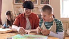 Schulassistenten helfen Schülern mit Beeinträchtigungen beim Lernen. Für viele ist diese ...