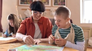 Schulassistenten helfen Schülern mit Beeinträchtigungen beim Lernen. Für viele ist diese ...