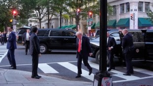 Zum Restaurant ließ sich Trump in der mit Panzerglas gesicherten Präsidentenlimousine fahren.
