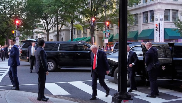 Zum Restaurant ließ sich Trump in der mit Panzerglas gesicherten Präsidentenlimousine fahren.