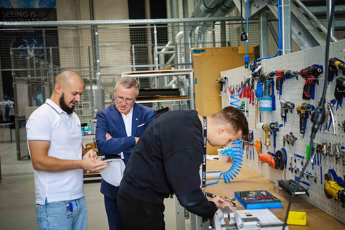 FACC-CEO Robert Machtlinger (Mitte) in der Ausbildungswerkstatt für neue Mitarbeiter.