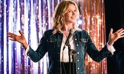 Veronica Ferres  in einer Szene, in der sie es als Stand-Up-Comedian versucht.