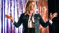 Veronica Ferres  in einer Szene, in der sie es als Stand-Up-Comedian versucht.