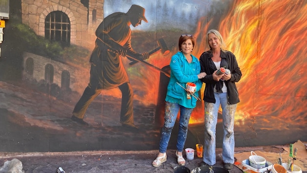 Edith Lesnik (li.) leitet das Projekt und ist „Feuer und Flamme“ – hier vor dem Bild von Edith ...