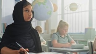 Es geht um das wichtige Symbol Kopftuch.