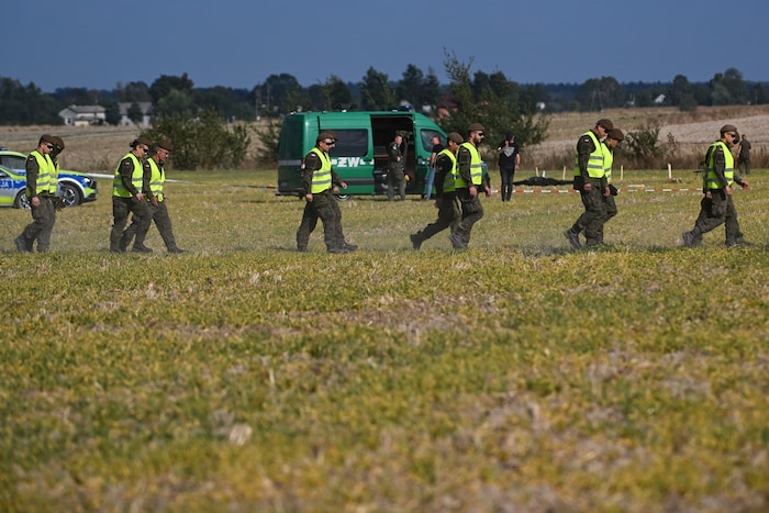 Einsatzkräfte suchen nach weiteren Teilen von Drohen.