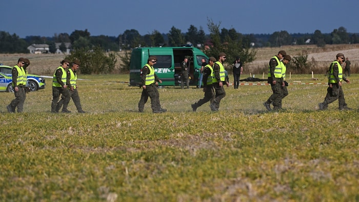 Einsatzkräfte suchen nach weiteren Teilen von Drohen.