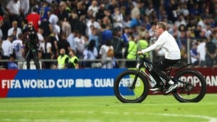Der österreichische Teamchef am Fahrrad – das war international Thema.