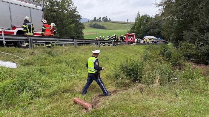 Der Wagen war in dieses Waldstück gekracht und von der Fahrbahn aus nicht zu sehen. Links auf ...