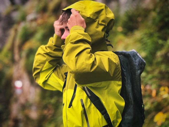 Praktisch: die Kapuze: Sie sitzt wie angegossen, schützt vor Wind und Wetter und schränkt das ...