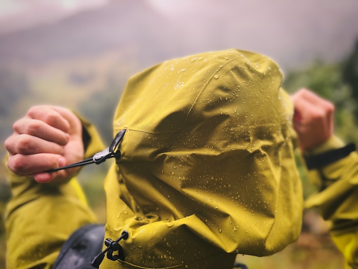 Mittels Kordelzug kann die Kapuze perfekt an den Kopf angepasst werden.