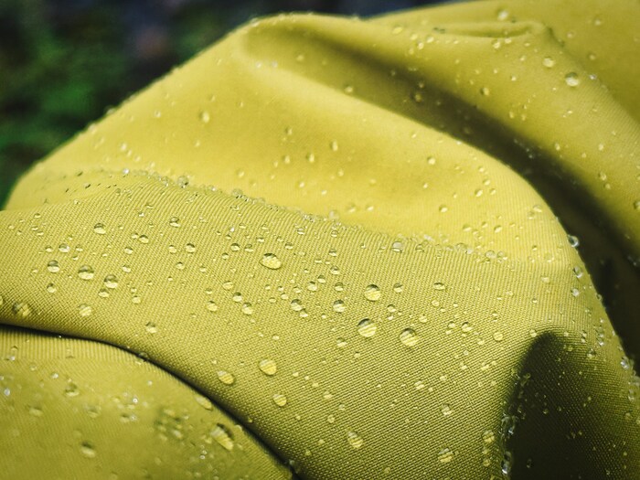 Regen perlt von der Jacke einfach ab.