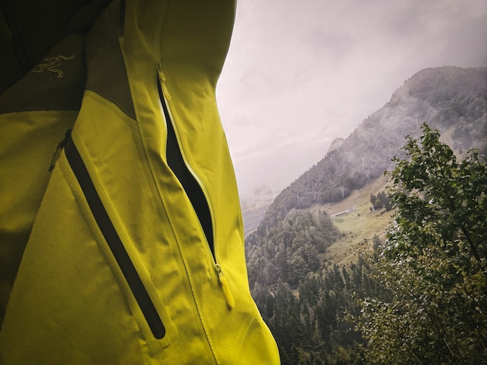 Bei schweißtreibenden Aufstiegen ein großer Pluspunkt: die Unterarm-Belüftung.