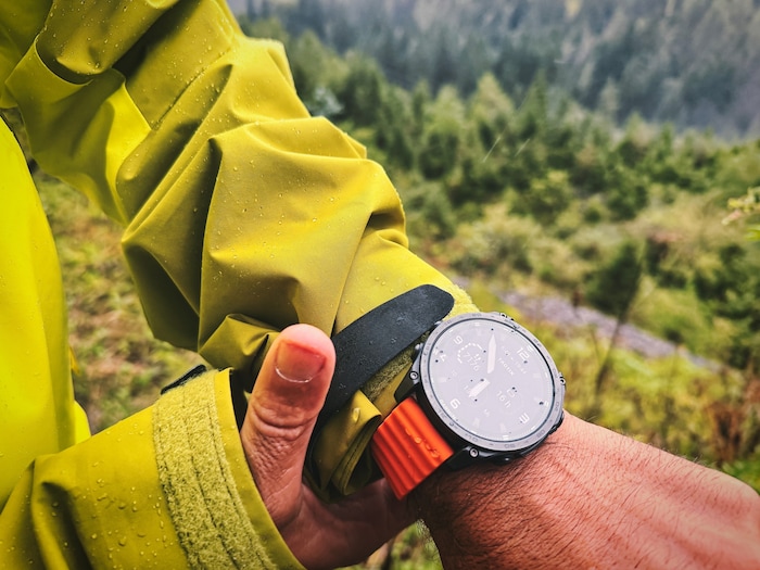 Verstelllaschen, die sich auch mit Handschuhen bedienen lassen, halten die Ärmel an Ort und ...