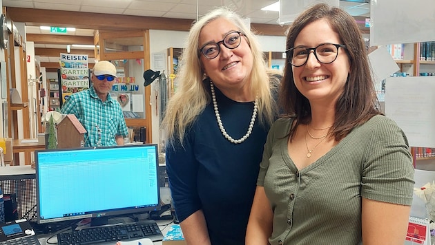 Michaela Hödl und Anna Brünner (rechts) in der Stadtbücherei Mürzzuschlag.