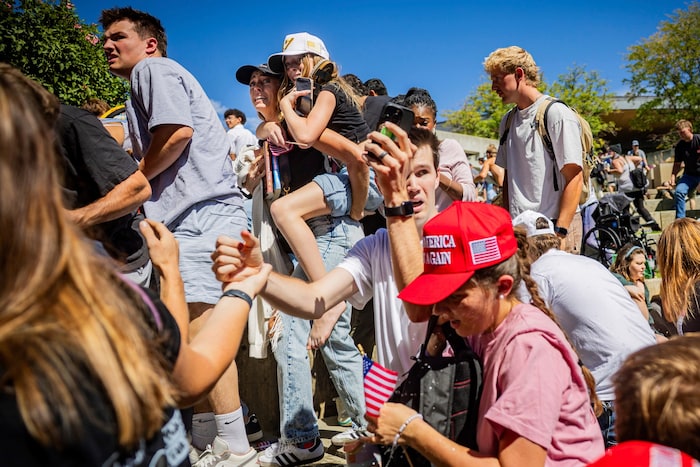 Studenten ergreifen nach den Schüssen die Flucht.