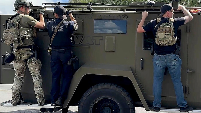 Die Polizei ist mit schwerem Gerät vor Ort.