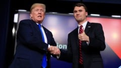 US-Präsident Donald Trump im Jahr 2018 mit Charlie Kirk –er würdigte ihn immer wieder als ...