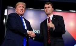 US-Präsident Donald Trump im Jahr 2018 mit Charlie Kirk –er würdigte ihn immer wieder als ...