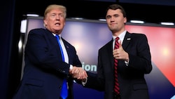 US-Präsident Donald Trump im Jahr 2018 mit Charlie Kirk –er würdigte ihn immer wieder als ...