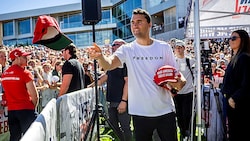 Kirk warf kurz vor seinem Tod „MAGA“-Kappen ins Publikum.
